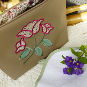 Trousse de toilette taupe broderie fleurs