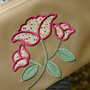 Détail broderie fleurs
