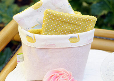 Lingettes démaquillantes rose et jaune