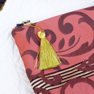 Pochette chic pompon doré