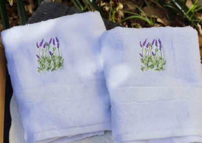 Serviette éponge broderie lavande