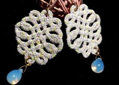 Boucles d’oreilles broderie blanc irisé et perle de verre filé