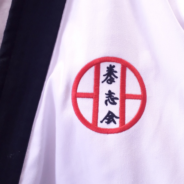 Logo sur kimono de club de karaté.