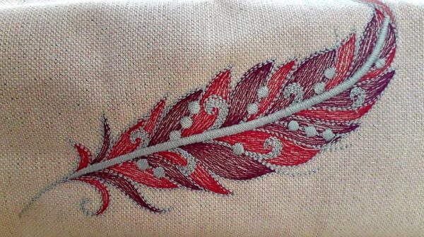 détail broderie plume