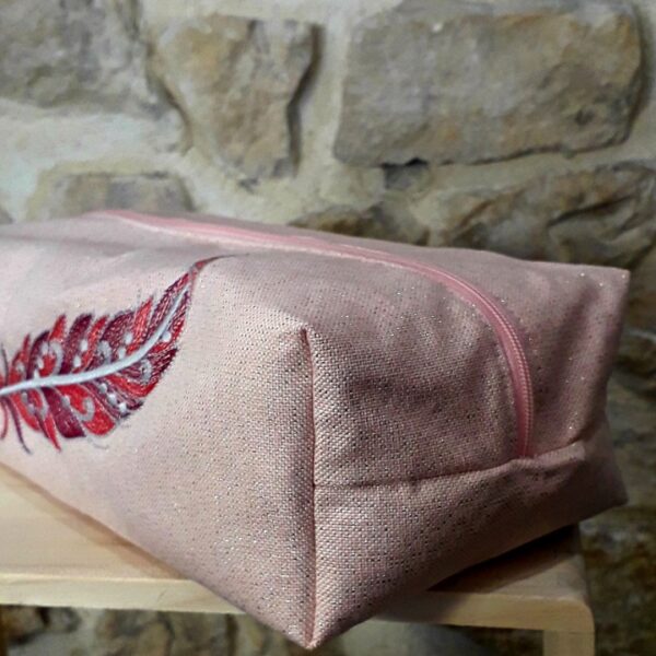 Trousse rose brodée