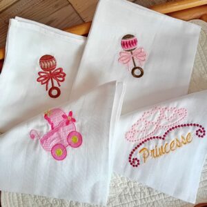 Langes bébé brodés